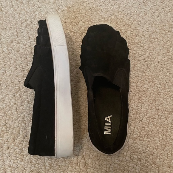 MIA Black Ruffle Platform Shoes - Picture 4 of 7